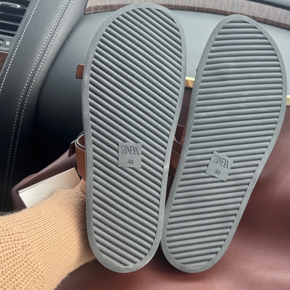 Zara Women's Tan Sandals with Gold Accents - Picture 4 of 9